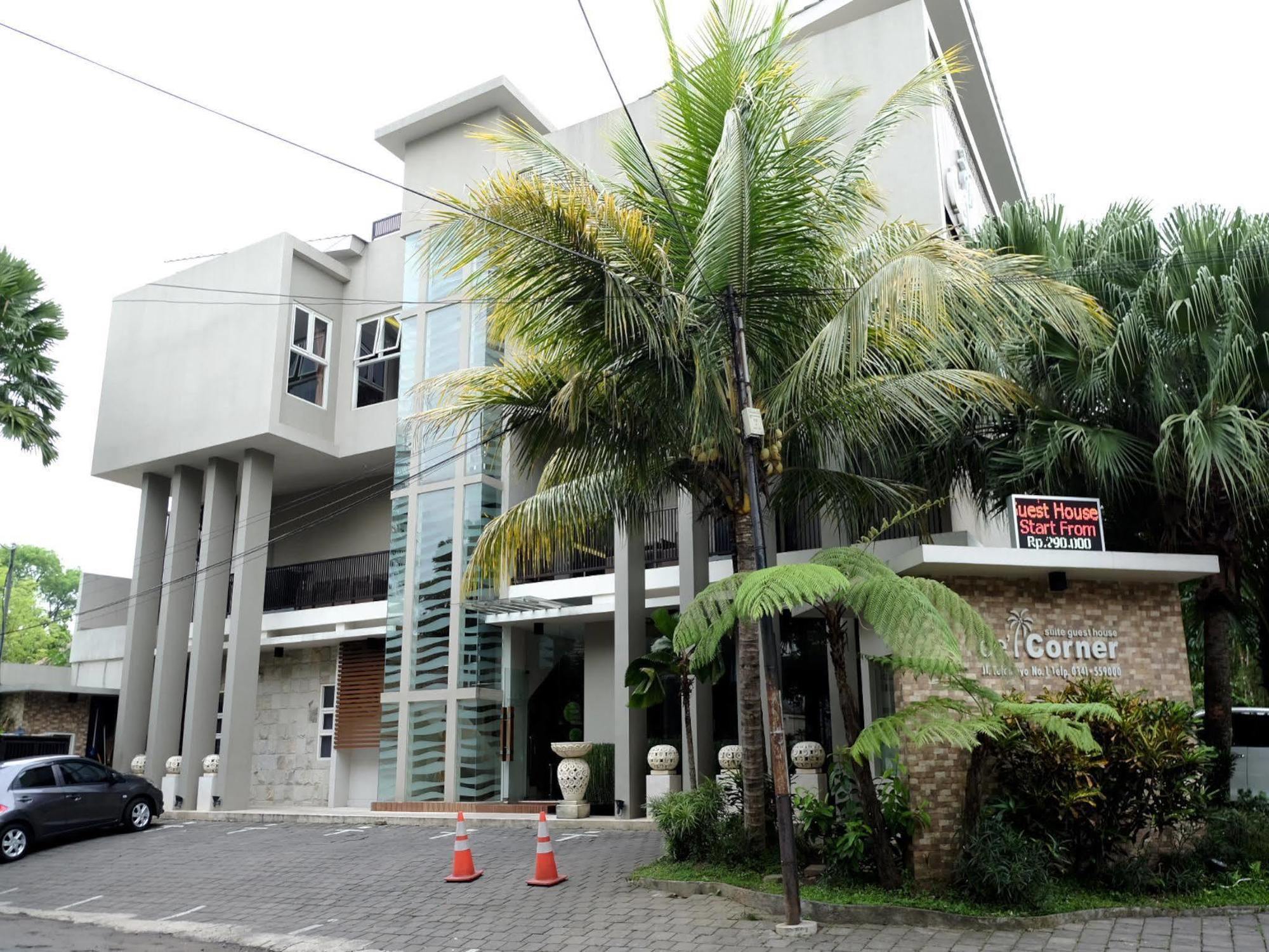 De'Corner Guest House Malang Buitenkant foto